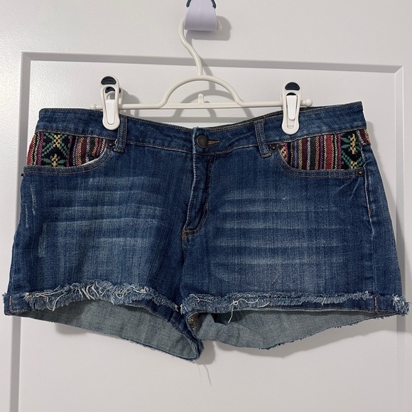Roots Pants - Roots Tribal Embroidered Dark Wash Blue Jean Short Raw Edge Size 29 Women’s